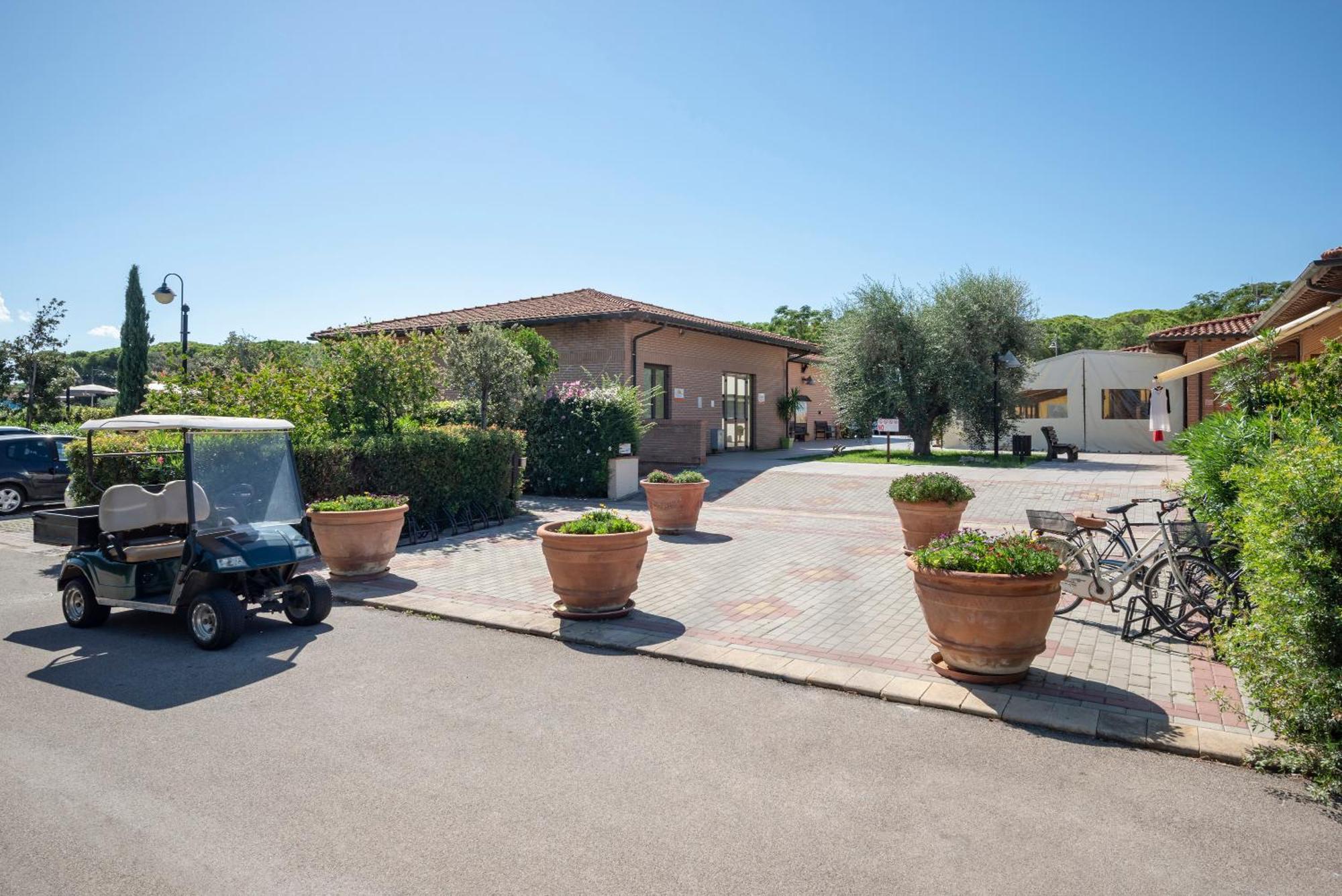 Villaggio Il Girasole Фоллоніка Екстер'єр фото
